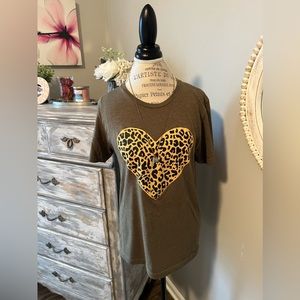 🤎 EUC Graphic Tee Shirt